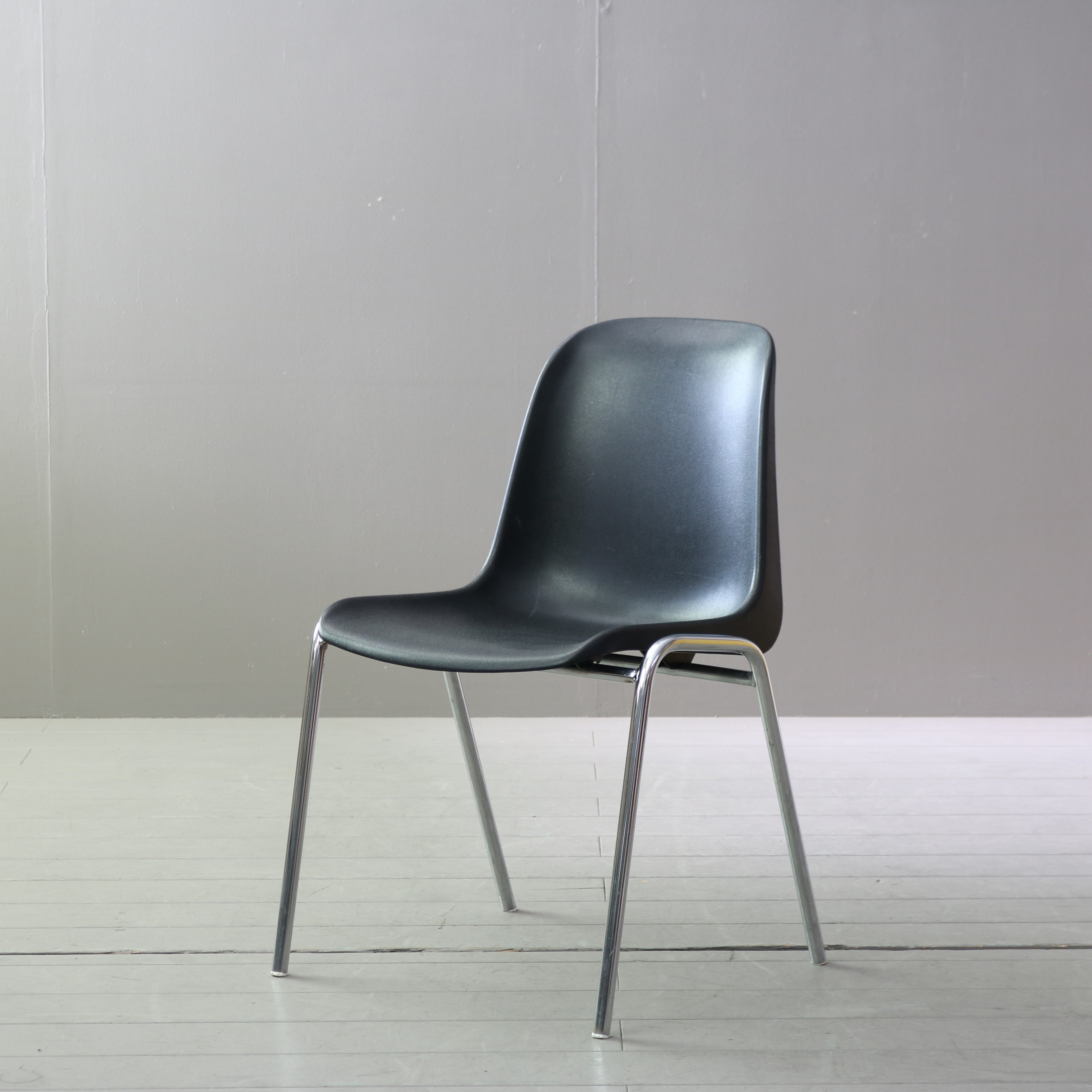 C706 MOD ELENA スタッキングチェア イタリア製 黒 高さ78㎝ 幅52