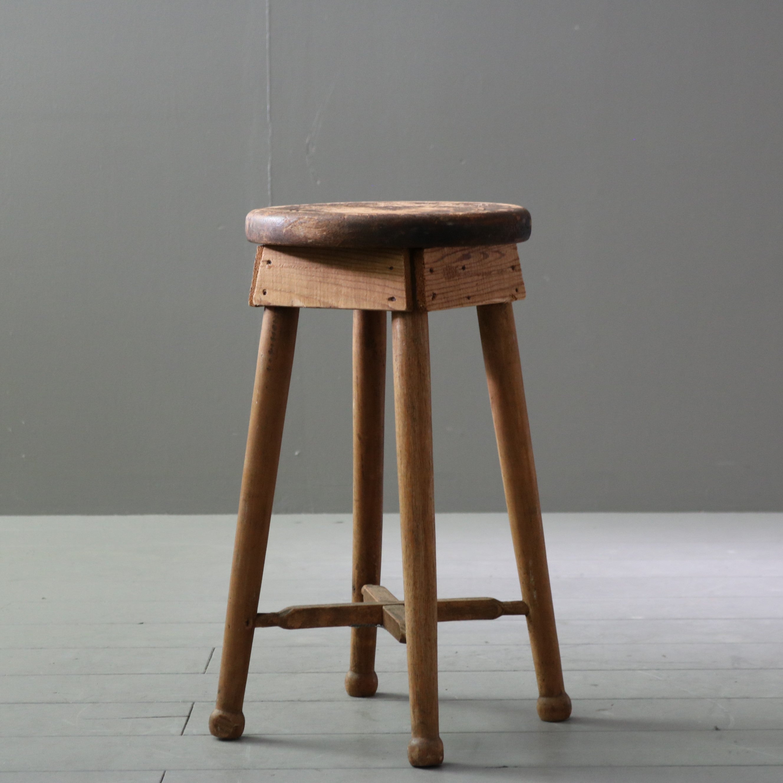 フランスアンティーク 木製 三本脚 スツール ダークブラウン　② フランスアンティーク 木製 三本脚 スツール ダークブラウン ② チェア